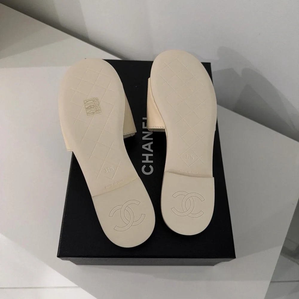 Brand New Chanel Cream Quilted Slide Sandals - Picture 5 of 6